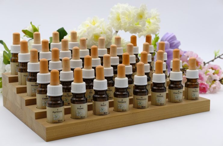 Fioles contenant les fleurs de Bach